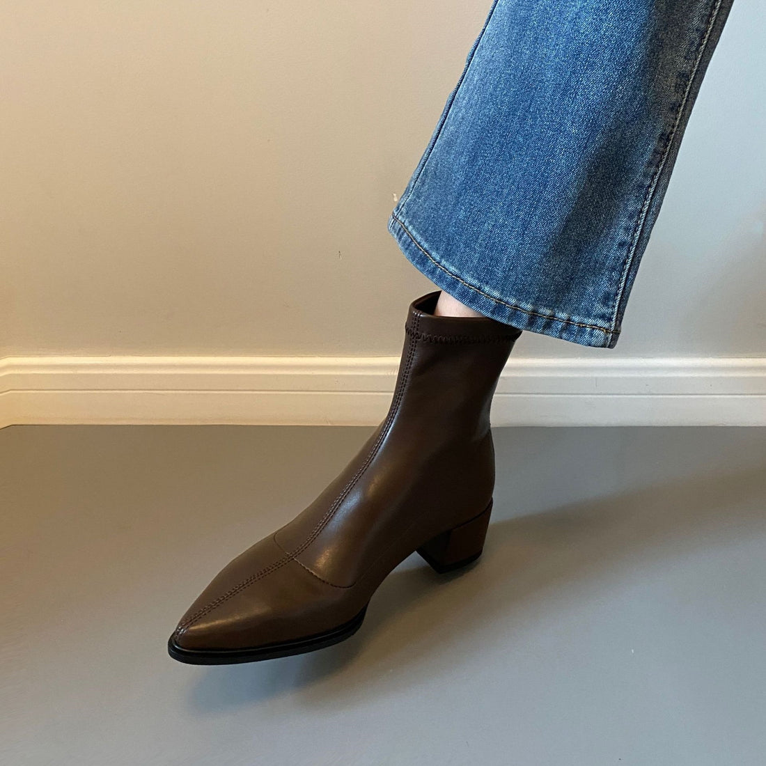 Damen Knöchelhohe Leder-Ankleboots mit spitzer Kappenform und sculpted Blockabsatz Echo Archiv