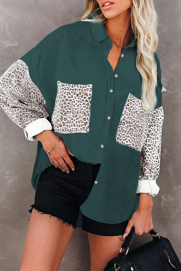 Damen Oversize-Cordhemd mit durchgehender Knopfleiste, Leo-Kontrastärmeln und aufgesetzten Taschen – Maréline