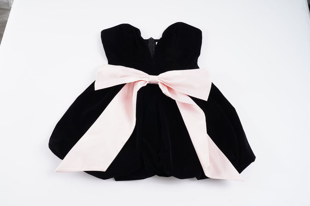 Damen festliches Abendkleid mit voluminösem Rock und tailliertem Oberteil Echo Archiv