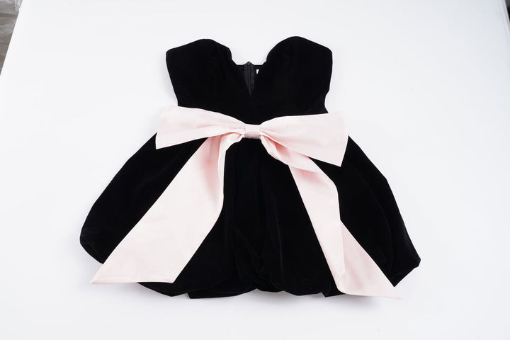 Damen festliches Abendkleid mit voluminösem Rock und tailliertem Oberteil Echo Archiv