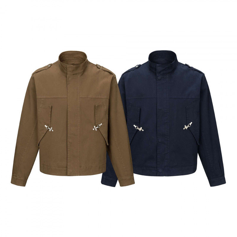 Herren Kurz geschnittene Field‑Jacke aus Baumwoll‑Canvas mit Stehkragen, Schulterklappen und verstellbaren Pattentaschen Echo Archiv