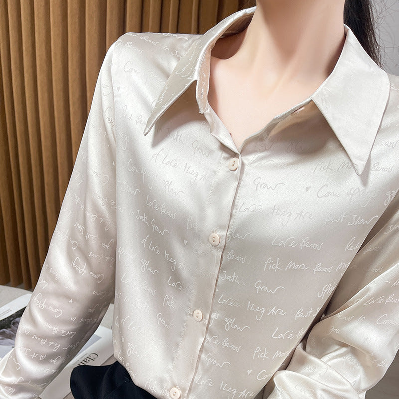 Damen Satinbluse mit zarter Jacquard‑Schrift, spitzem Hemdkragen und durchgehendem Knopfverschluss Echoarchiv