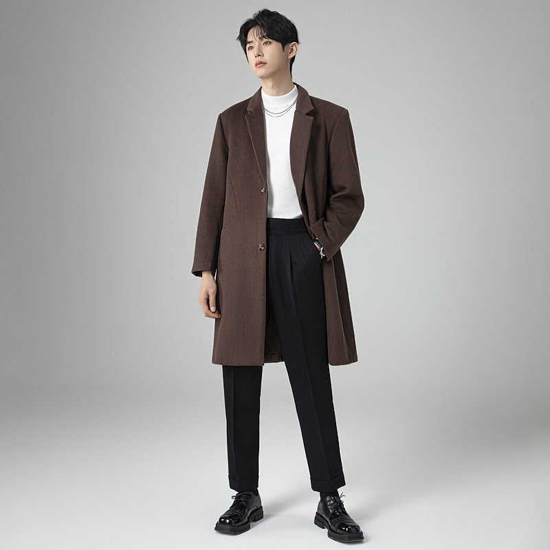 Herren Eleganter Longline-Wollmantel mit minimalistischem Revers und taillierter Silhouette Echoarchiv
