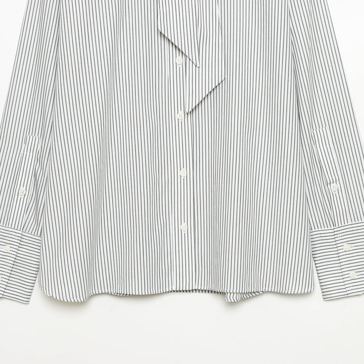 Damen nan gestreifte Bluse mit Schluppe, verdeckter Knopfleiste und Oversize-Schnitt Echo Archiv