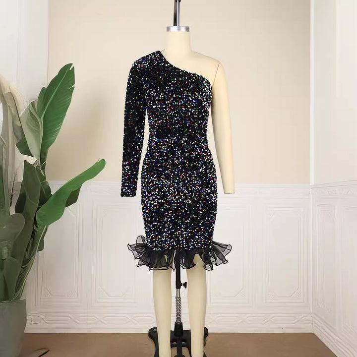 Damen Glamouröser Abendkleid mit funkelnden Pailletten und Rüschenabschluss Echo Archiv