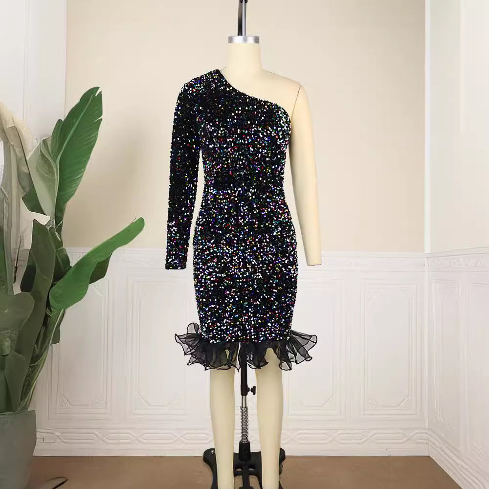 Damen Glitzerndes Abendkleid mit asymmetrischem Schnitt und Rüschenabschluss Echo Archiv