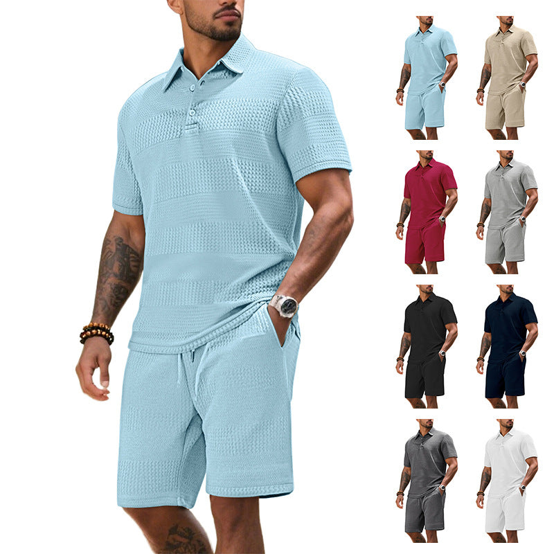 Herren Freizeitanzug mit strukturiertem Poloshirt und kurzen Hosen Echoarchiv