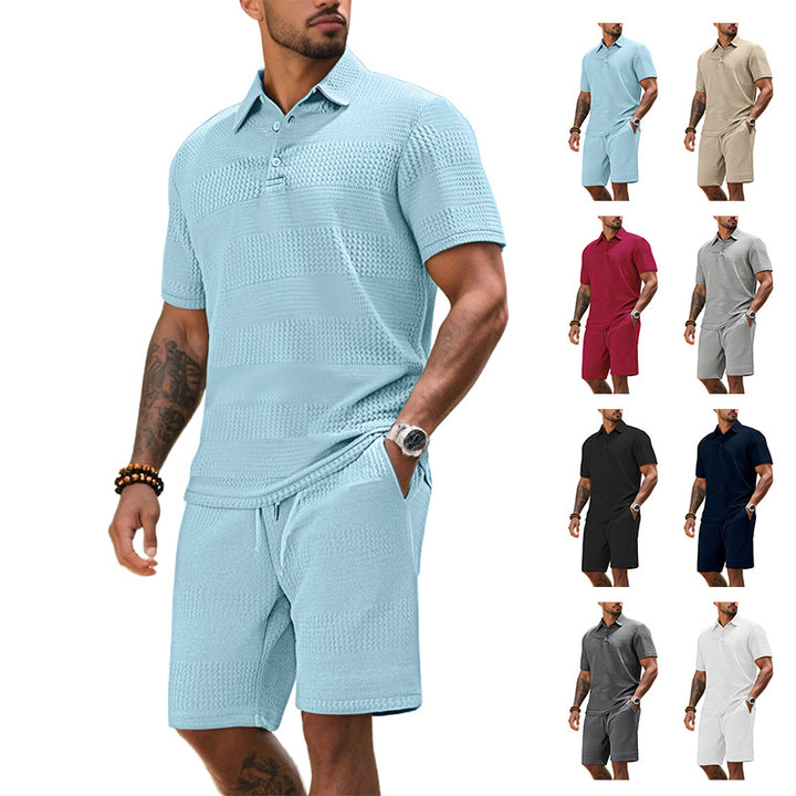 Herren Freizeitanzug mit strukturiertem Poloshirt und kurzen Hosen Echoarchiv