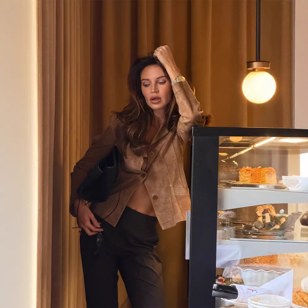 Damen Taillierter Wildleder-Blazerjacke mit Hemdkragen und minimalistischen Ziernähten Echoarchiv