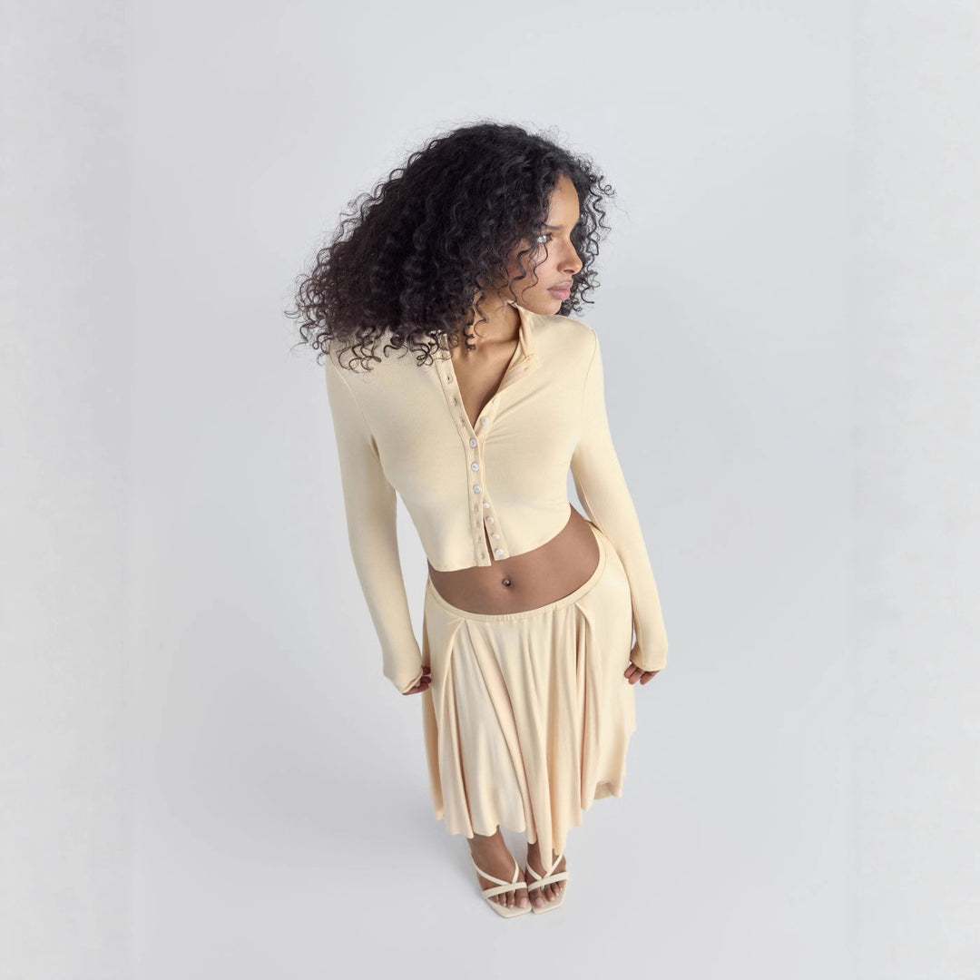 Damen Cropped-Cardigan mit Perlmuttknöpfen und asymmetrischem Zipfel-Midirock – Élanora