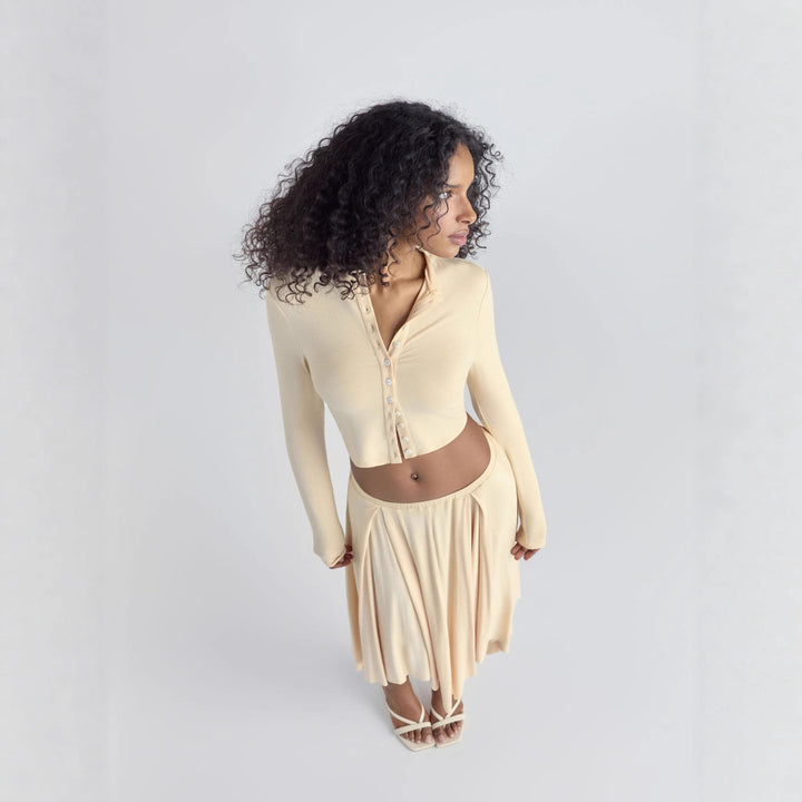 Damen Cropped-Cardigan mit Perlmuttknöpfen und asymmetrischem Zipfel-Midirock – Élanora