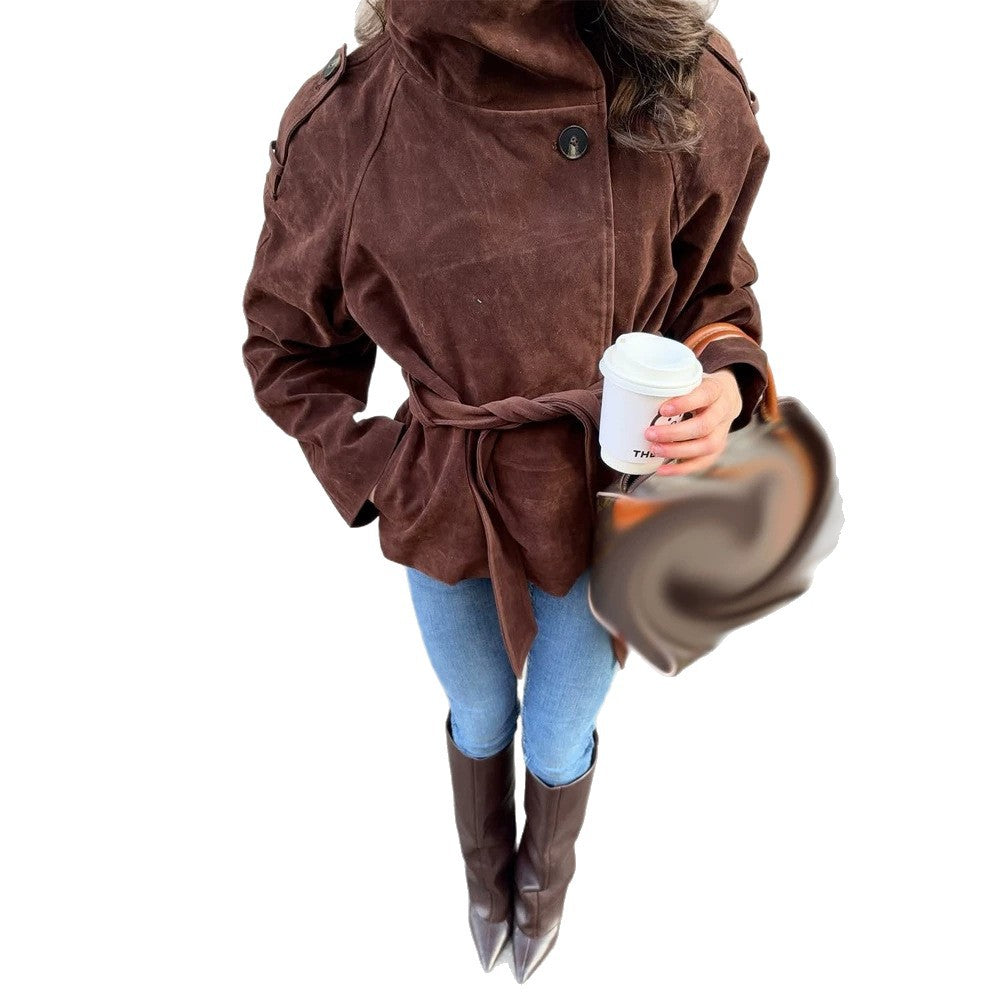 Damen Kurzjacke aus Veloursleder mit hohem Stehkragen und Bindegürtel Echoarchiv