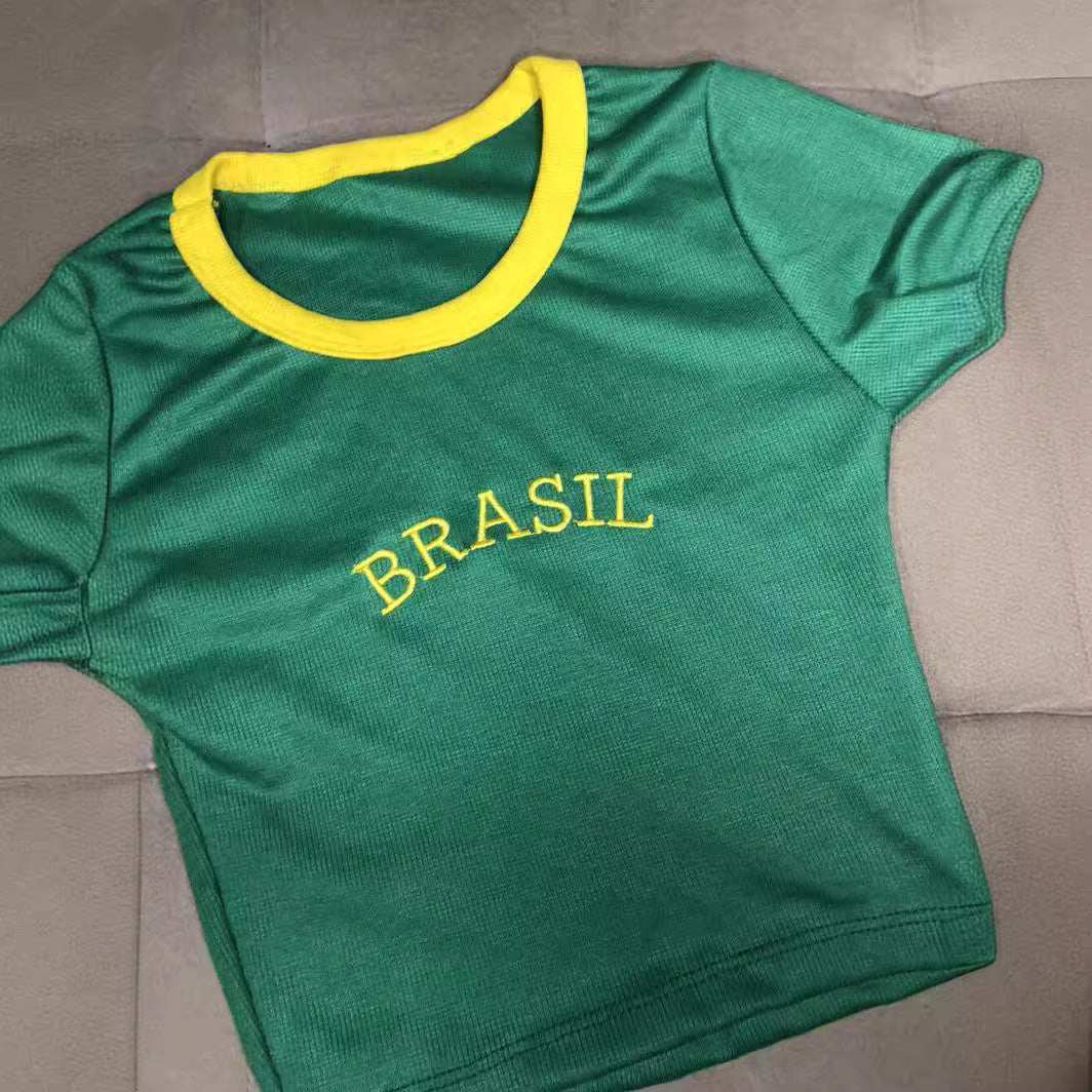 Damen Crop T-Shirt mit Brasil Schriftzug und bunten Akzenten Echo Archiv
