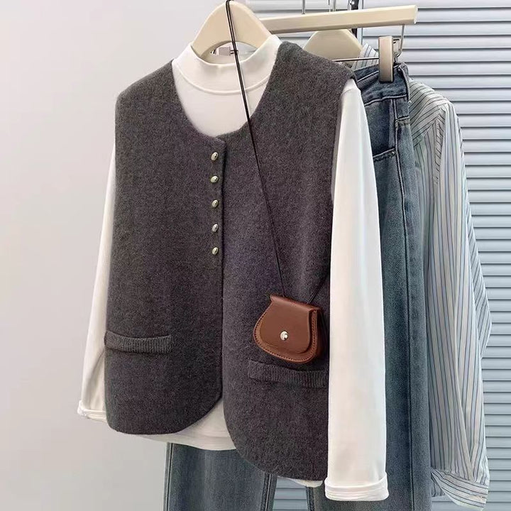 Damen Kurzgeschnittene Ärmellose Strickweste mit Perlenknopfleiste und aufgesetzten Taschen Echoarchiv