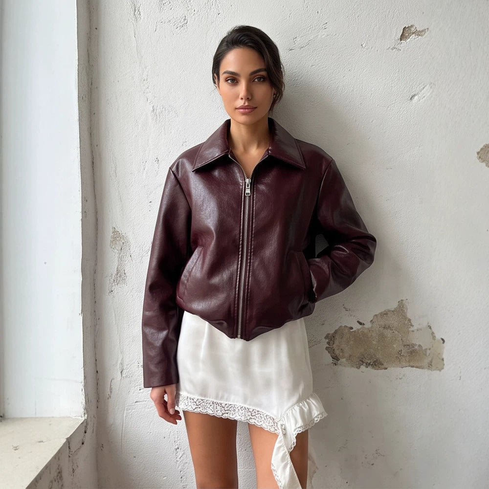 Damen Kurzjacke aus veganer Glattleder‑Optik mit spitzem Hemdkragen und frontalem Reißverschluss Echoarchiv