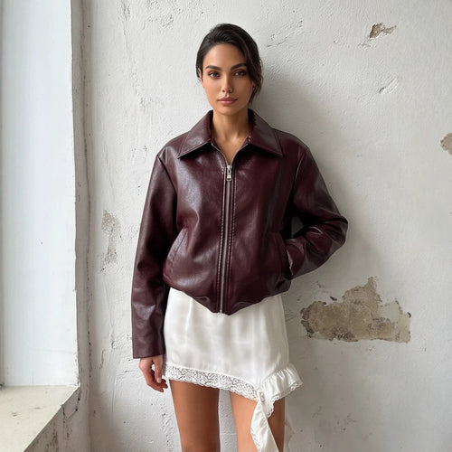 Damen Kurzjacke aus veganer Glattleder‑Optik mit spitzem Hemdkragen und frontalem Reißverschluss Echoarchiv