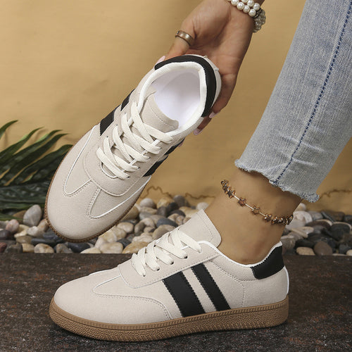 Damen Retro-Sneaker mit Wildleder-Optik, Gumsohle und kontrastierenden Streifen – Névara