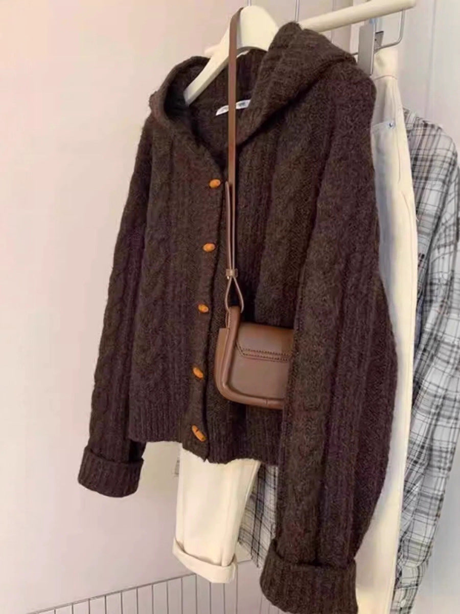 Damen Kapuzen-Strickjacke mit Zopfstrick, Holzknopfleiste und kastiger Silhouette Echoarchiv