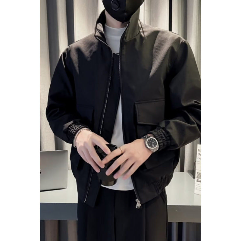 Herren Leichte Tech-Bomberjacke mit Stehkragen, großer Klappbrusttasche und elastischem Saum Echoarchiv
