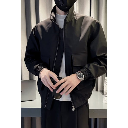 Herren Leichte Tech-Bomberjacke mit Stehkragen, großer Klappbrusttasche und elastischem Saum Echoarchiv