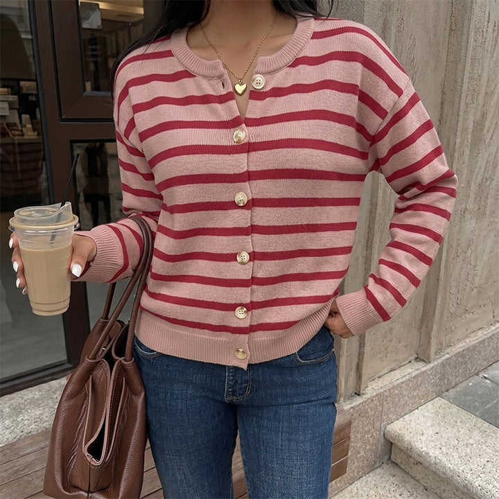 Damen Gestreifter Feinstrick-Knopfcardigan mit Rundhalsausschnitt, taillierter Silhouette und Rippenbündchen – Veloura