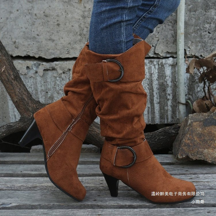 Damen Slouch‑Stiefel mit konischem Absatz, spitzer Leiste und Zierschnallen Echo Archiv