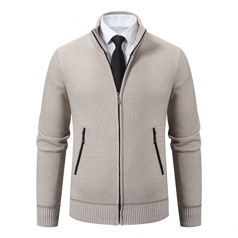 Herren Strickjacke mit hohem Kragen und modernen Reißverschlusstaschen Echoarchiv