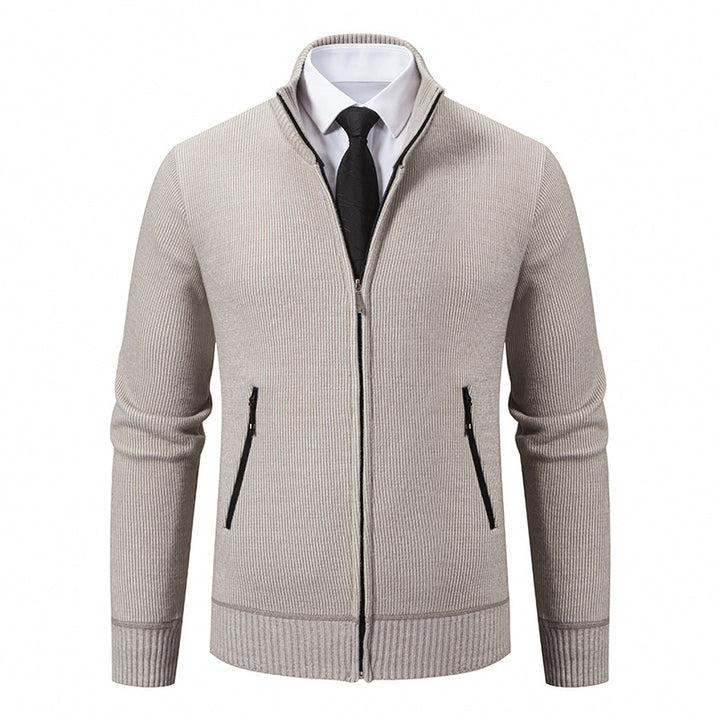 Herren Strickjacke mit hohem Kragen und modernen Reißverschlusstaschen Echoarchiv