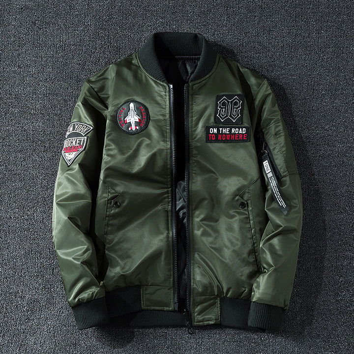 Männer's  gestickter Luftfahrt-Patch-Bomber mit Stehkragen und utility Tasche am Ärmel Echo Archiv