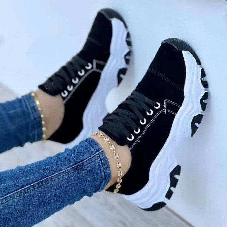 Damen Plateau-Sneaker mit markanter Profilsohle und Kontrastnähten Echoarchiv