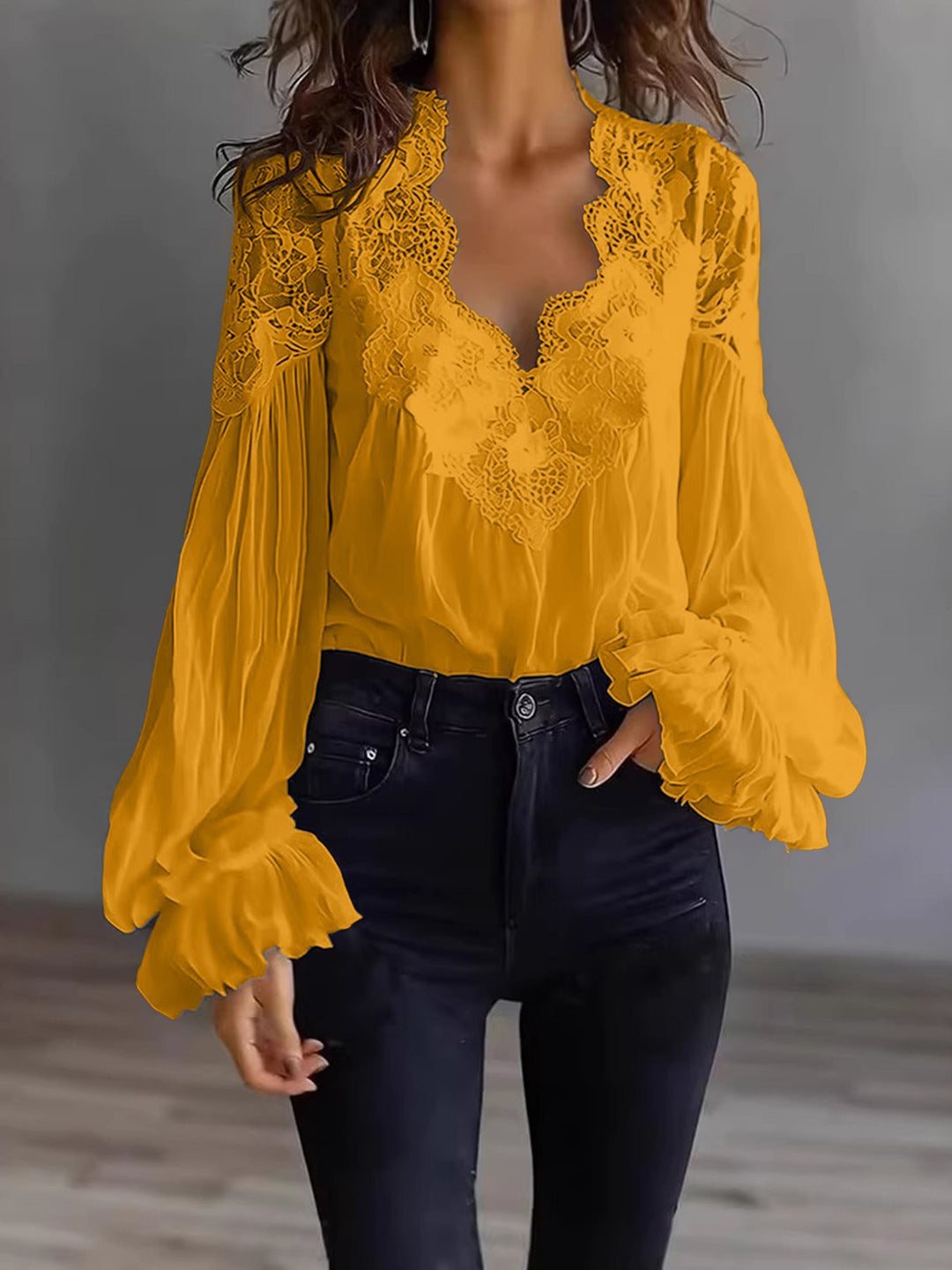 Damen Chiffon-Bluse mit Spitzen-V-Ausschnitt und weiten Plissee-Ärmeln Echo Archiv