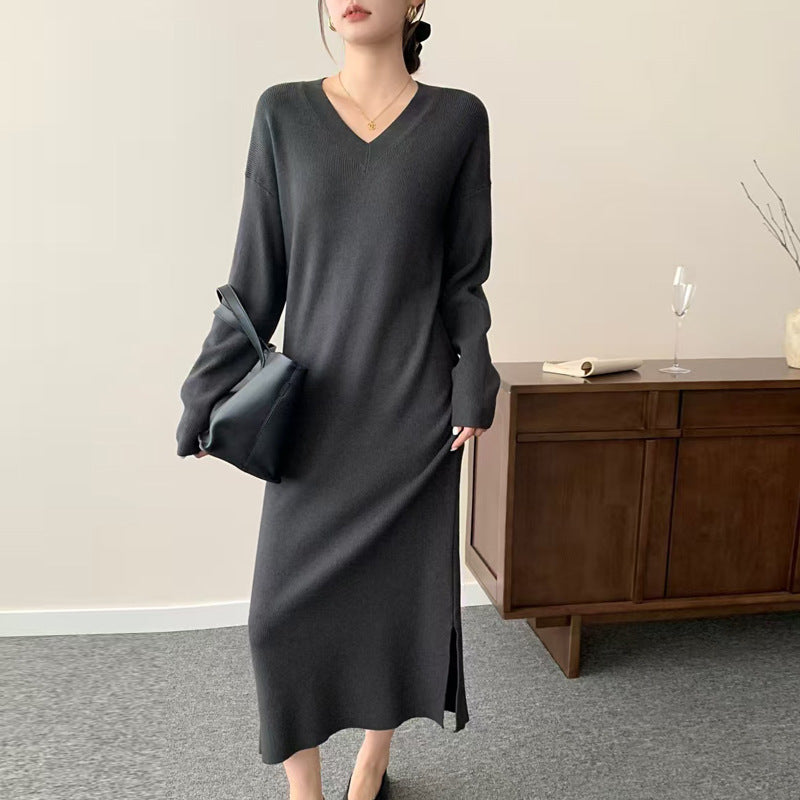 Damen Langes Feinstrick-Midikleid mit V‑Ausschnitt, Seitenschlitz und entspannter Silhouette Echoarchiv