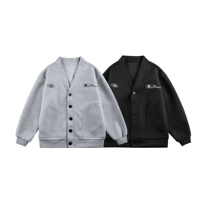 Unisex Boxy-Strickjacke im Waffelstrick mit V-Kragen, durchgehender Knopfleiste und aufgesetzten Rundtaschen Echoarchiv