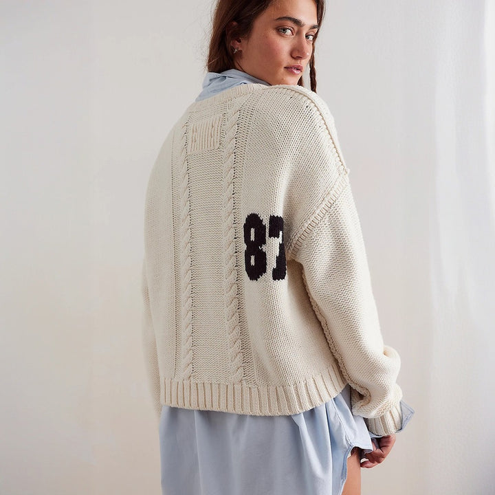 Damen Oversize Grobstrick-Pullover mit sportivem Zahlendekor & Zopfstrickdetail Echoarchiv
