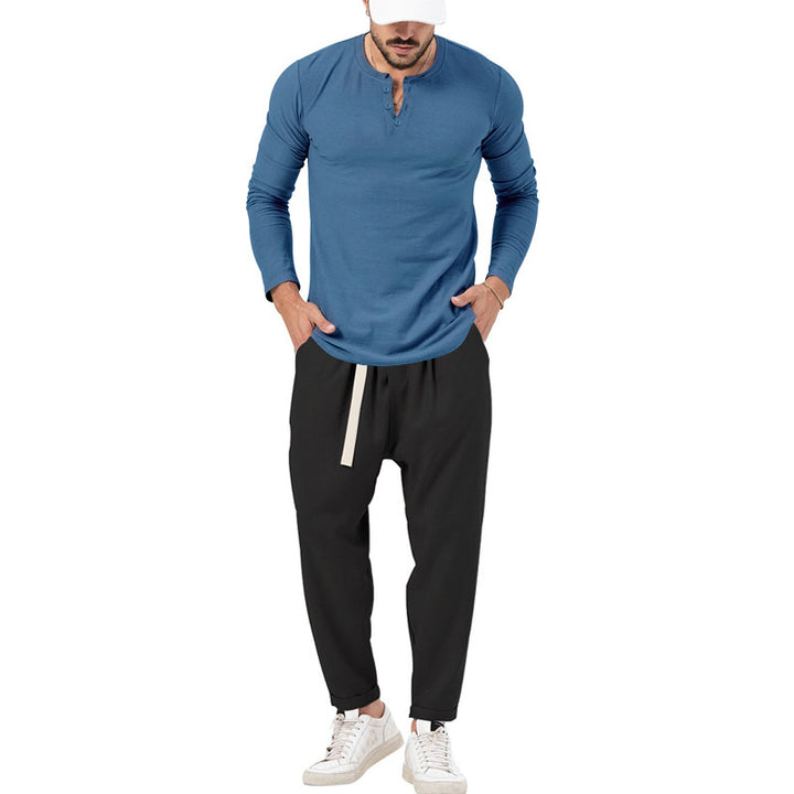 Herren lässiges Langarm-Henley-Shirt kombiniert mit eleganter Jogginghose Echoarchiv