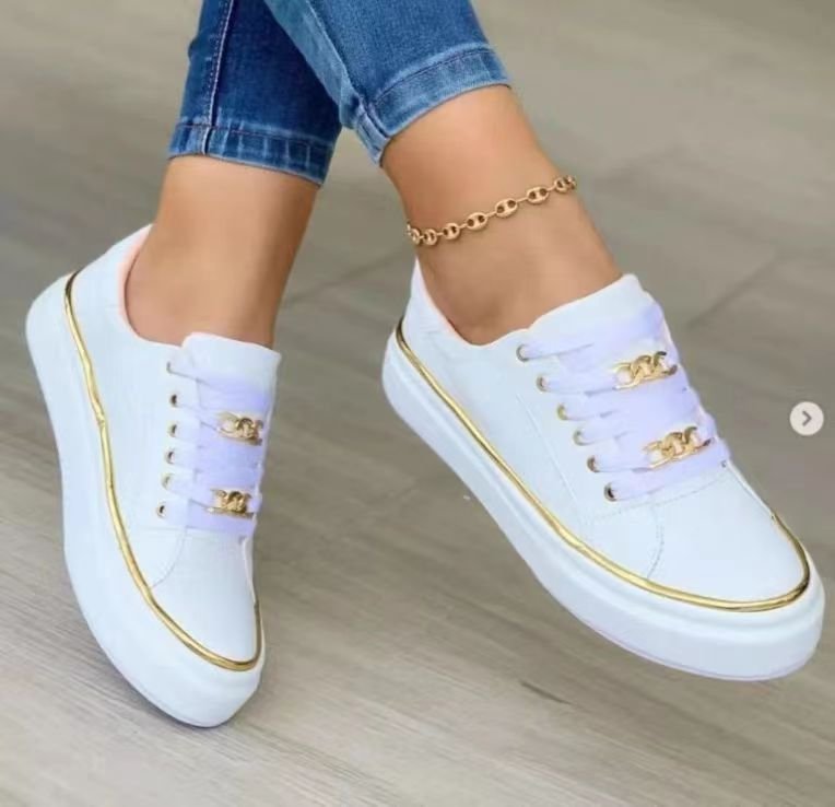 Damen Plateausneaker mit goldener Zierkante und Schmuckketten‑Details Echoarchiv