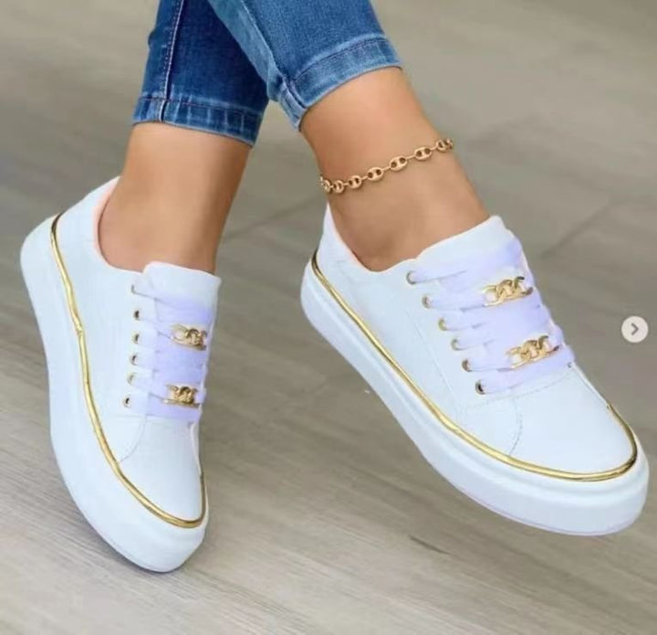 Damen Plateausneaker mit goldener Zierkante und Schmuckketten‑Details Echoarchiv