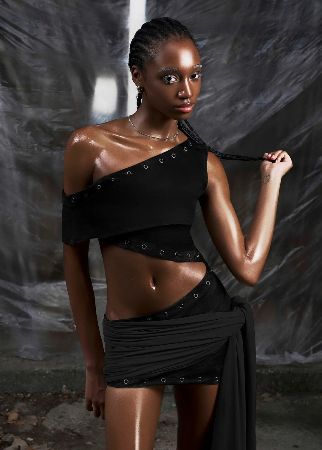 Damen Asymmetrisches Crop-Top mit ausgefallenem Schnitt und dekorativen Ösen Echo Archiv
