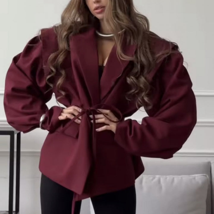Damen Taillierter Blazer mit zarter Bindeband-Taille, betonter Schulterpartie und Pattentaschen Echo Archiv