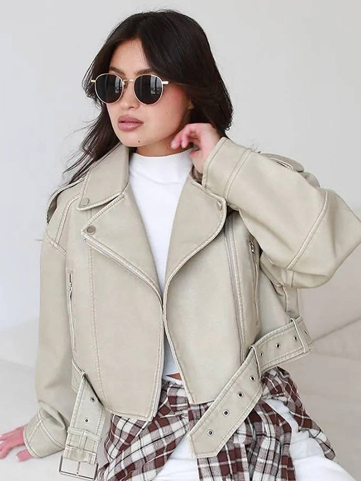 Damen Kurzschnitt Bikerjacke aus veganem Kunstleder mit breitem Taillengürtel und sichtbaren Ziernähten Echoarchiv