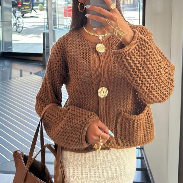Damen Strickjacke mit offener Netz-Struktur, Zierknöpfen und aufgesetzten Taschen – Célinea