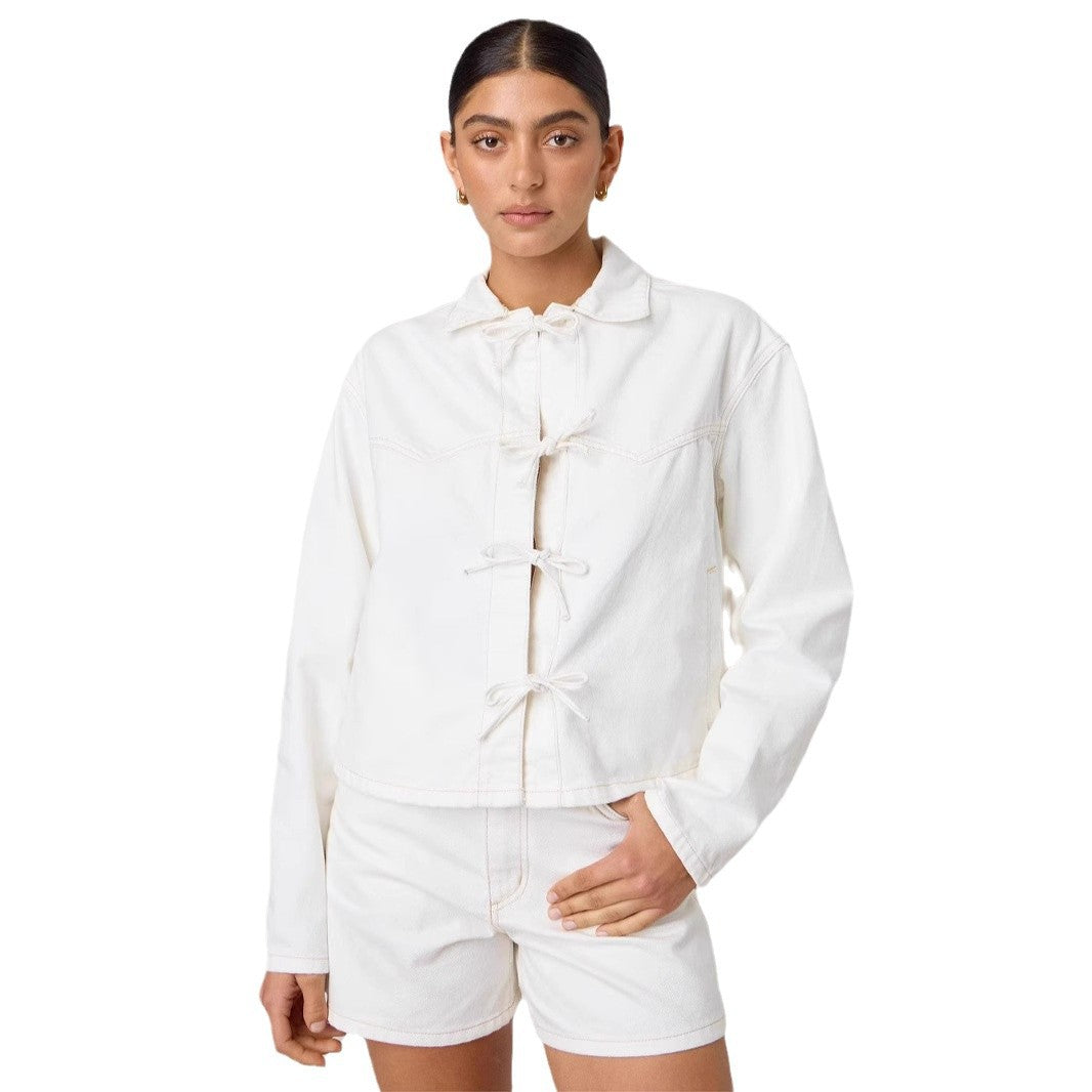 Damen nan kurze Denimjacke mit dekorativen Knotenverschlüssen, kastiger Silhouette und Hemdkragen Echo Archiv