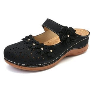 Damen Blumenverzierte Komfort-Pantolette mit Lochmuster, verstellbarem Klettriemen und gepolstertem Fußbett – Sorelia