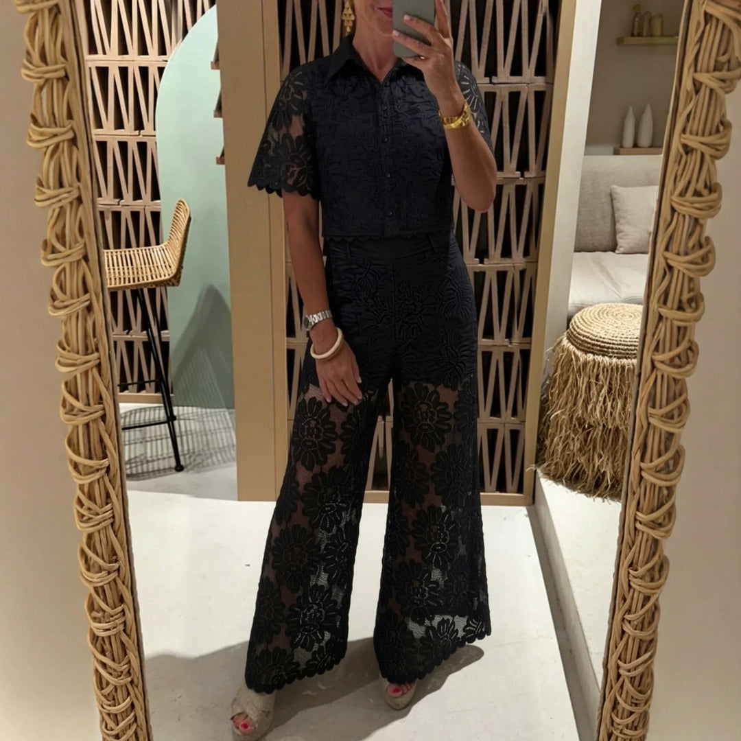 Damen nan elegante Spitzenkombination mit kurzärmeliger Hemdbluse, Muschelsaum und taillierter Palazzohose mit Bindegürtel Echo Archiv