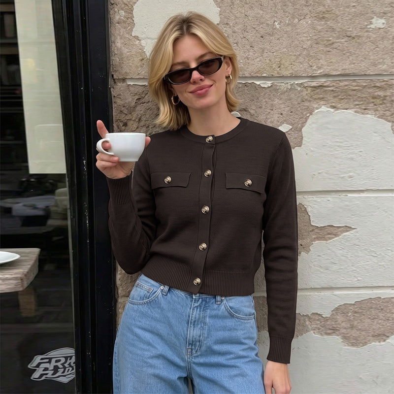 Damen Kurzgeschnittener Feinstrick-Cardigan mit Zierpatten und goldfarbenen Knöpfen Echoarchiv