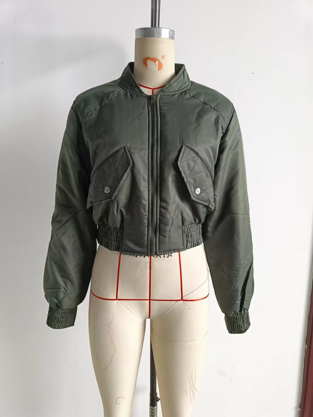 Damen cropped Bomberjacke mit Stehkragen, wattierter Innenlage und aufgesetzten Pattentaschen – Avenza
