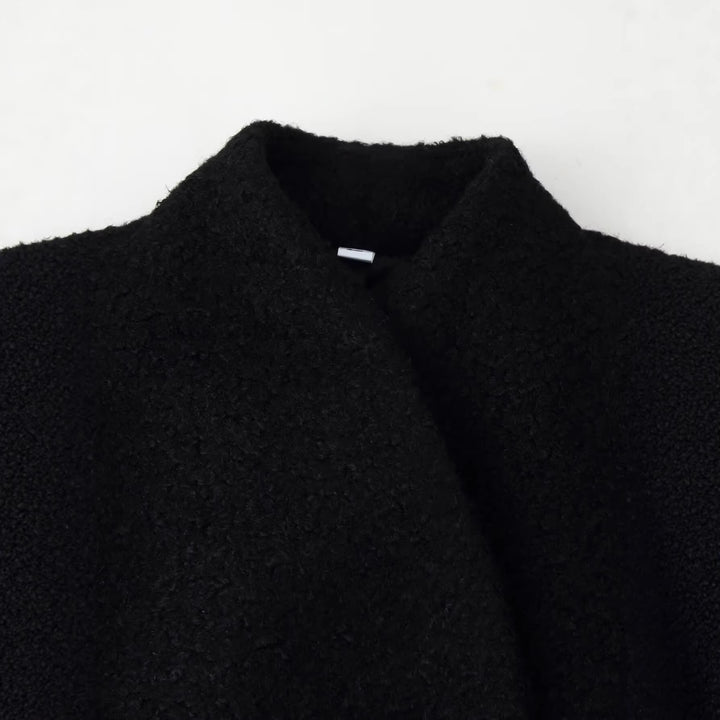 Damen Kragenlose Bouclé-Jacke mit taillierten Abnähern und Pattentaschen Echoarchiv
