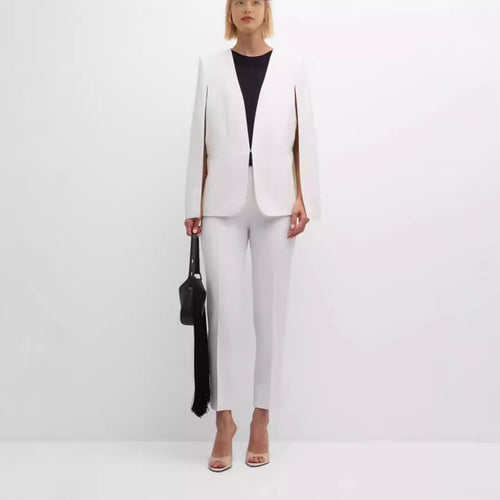 Damen Elegantes Cape‑Blazer‑Set mit offenem Ärmelschlitz und schmaler Anzughose Echoarchiv