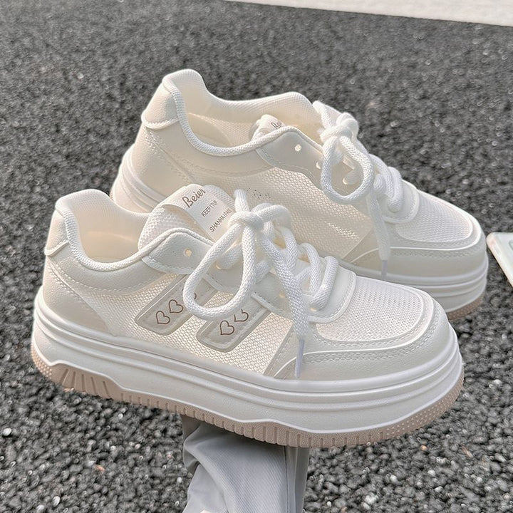 Damen Plateau‑Sneaker mit dicker Wedgesohle und Herz‑Applikation – Névara