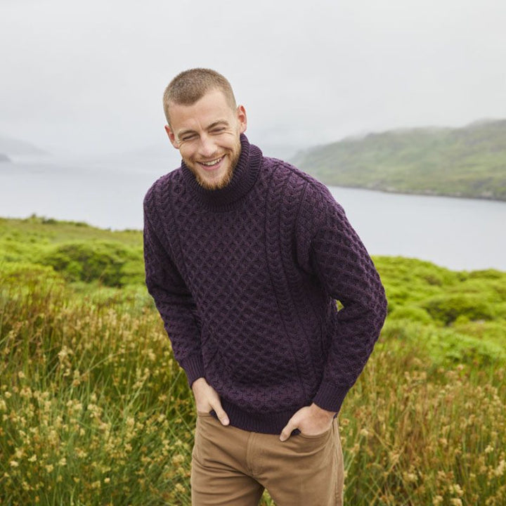 Herren Strickpullover mit hohem Kragen und strukturiertem Muster Echoarchiv